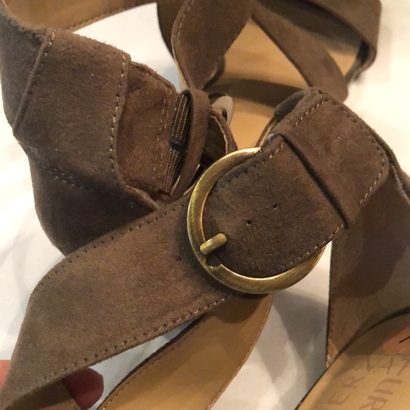 Naturalizer low stacked heel wide criss cross ankle strap faux suede sandals - Picture 11 of 12